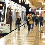 На синей ветке московского метро пассажир упал на рельсы и погиб