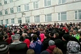Появилось видео нападения толпы на главу Волоколамского района после отравления детей