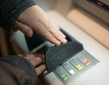 Сбербанк начал взимать комиссию за переводы через банкомат