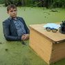 Фотосессия с рабочим столом в болоте прославила челябинского подростка