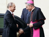 Путин встретился с Папой римским и подарил ему диск с фильмом Кончаловского