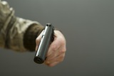 В школе хвастовство подростка отцовским пистолетом закончилось стрельбой