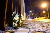 Москвичи несут цветы погибшим полицейским