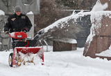 В Москве коммунальщики устраняют последствия снегопада