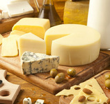 Восьми швейцарским компаниям разрешили ввозить в Россию сыр и мясо