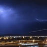 Попадание молнии в пассажирский самолет во время шторма Ciara показали на видео