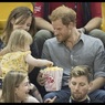 Маленькая девочка стащила попкорн у зазевавшегося принца Гарри