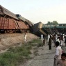 В Пакистане 11 человек погибли при столкновении двух поездов