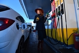 Коммерсант: рост цен на бензин сдерживают только выборы