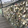Парижане хотят защитить себя от традиции «замочков любви»