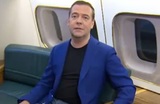 Медведев поздравил российских женщин с борта Ил-96