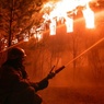 На востоке Москвы загорелись деревянные постройки
