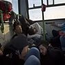 Баварский политик отправил автобус с беженцами к администрации Меркель