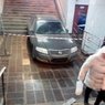Автомобиль съехал в переход вестибюля станции "Профсоюзная" столичного метро