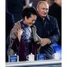 Владимир Путин шокировал Китай, обернув в плед жену Си Цзиньпина