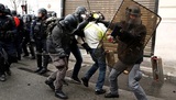 Французские власти ввели в охваченный протестами Париж бронетехнику