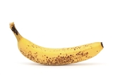 Брошенный банан не вывел из себя защитника "Барселоны" - он просто его съел