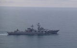 Минобороны: Крейсер "Москва" сохраняет плавучесть - его пытаются отбуксировать в порт