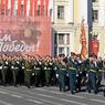 В Петербурге начался смотр войск на Дворцовой площади. Морской парад отменён