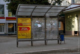 Автобусная остановка упала на пожилую москвичку