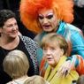 В СМИ попало фото Меркель  в объятиях травести-дивы  Оливии  Джонс