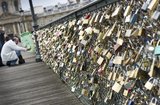Парижане хотят защитить себя от традиции «замочков любви»