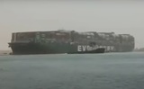 Заблокировавшее Суэцкий канал судно сняли с мели