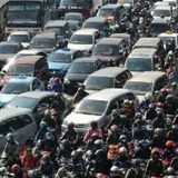 В автомобильной пробке на дороге в Индонезии умерло 18 человек (ФОТО)