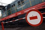 Поезд протаранил легковушку на переезде в Подмосковье, водитель погиб