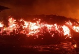 Извержение вулкана Ньирагонго: потоки лавы, уничтожающие дома, попали на видео