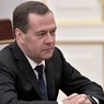 Медведев пригрозил нефтяникам запретительными пошлинами в случае роста цен на бензин