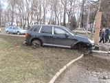 Житель Владимира на автомобиле врезался в стелу на площади Победы