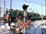 В Подмосковье грузовик застрял на железнодорожных путях