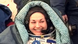 Спускаемая капсула с тремя космонавтами приземлилась в Казахстане (ВИДЕО)
