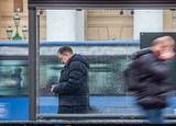 Автобус под управлением женщины наехал на остановку на юго-востоке Москвы, погиб человек