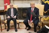 Жан-Поль Юнкер объяснил европейскую позицию Трампу при помощи ярких карточек