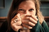По мнению ученых из США, большие дозы кофеина могут быть опасны для женщин‍