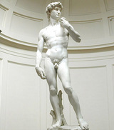 Давид Микеланджело наконец-то может рассчитывать на приличный костюм