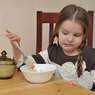 Ученые призвали не запрещать детям играть с едой