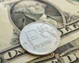 Официальный курс рубля снизился к доллару и евро