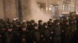 В Киеве митингующие громят "Альфа-банк" и офис Ахметова