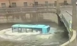 Число погибших при падении автобуса в реку в Петербурге выросло до семи человек