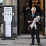 Борис Джонсон пришел на выборы с собакой и положил начало забавному флешмобу