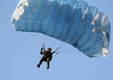 Один парашют на двоих: десантникам удалось избежать смертельного падения
