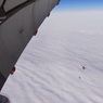 Минобороны опубликовало видео исторического прыжка российских десантников в Арктике