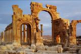 Боевики ИГ разрушили античную Триумфальную арку в Пальмире