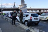 В Киеве пригнали БТР к мосту, который угрожает взорвать неизвестный