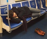 Спящий в метро Андрей Малахов был запечатлён на фото
