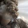 Два камчатских вулкана одновременно «пыхнули» пеплом