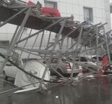 В Омске рухнувший баннер придавил 6 авто, припаркованных у ТЦ